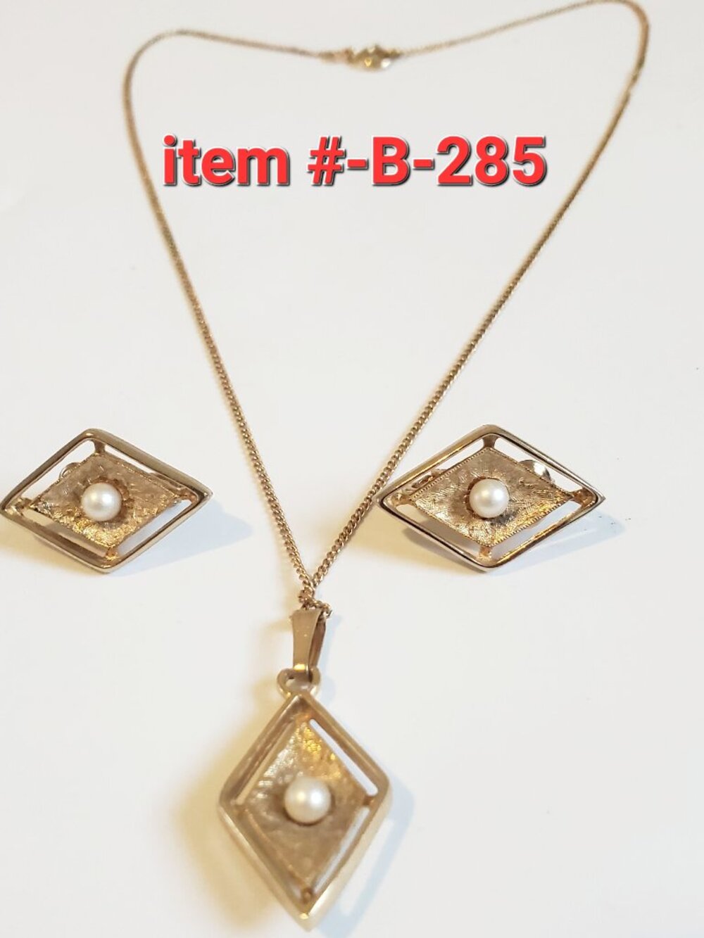 1 Gold Chain Necklace with matching Earrings , item # B-285. wt . 10 grams.